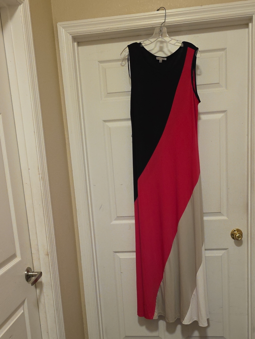 Sandra Darren Sleeveless Maxi Dress in Black, Fuchsia & Cream